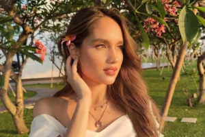 Cinta Laura